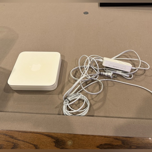 3/$30 Apple AirPort Extreme Base Station 4-Port 100 Wireless N Router A1143. - Picture 7 of 7